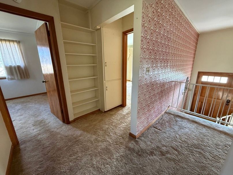 031 the hallway leading from the front door landing, into the bedrooms and kitchen