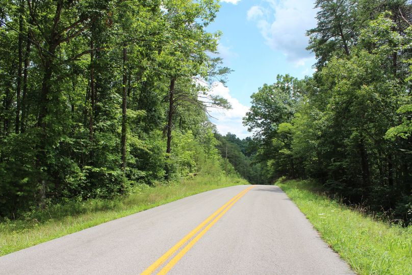 024 KY 1624 running along the northwest boundary