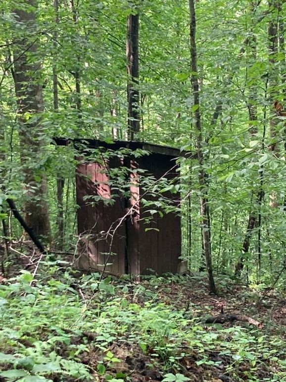086 even have an outhouse near the small cabin