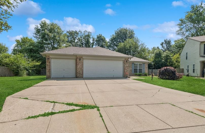 28_1819QuietHavenCir_27_SideYard_HiRes