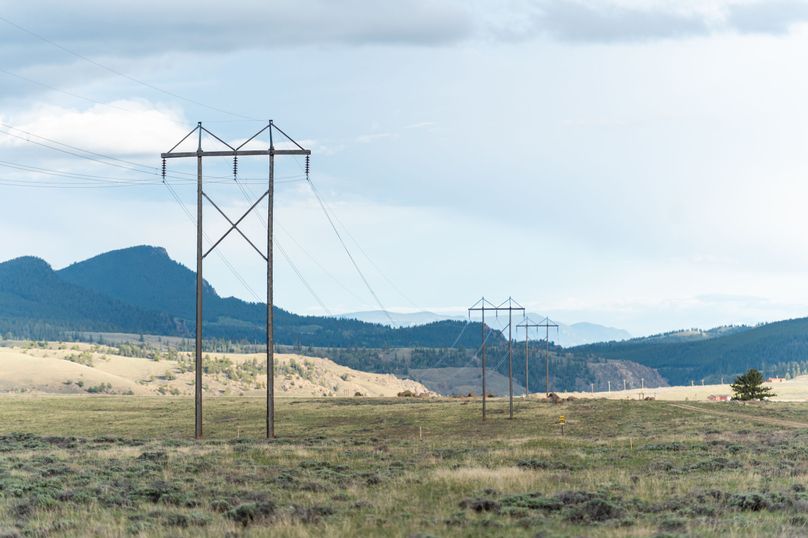 Lake CO 5.37 - 016 Power at road