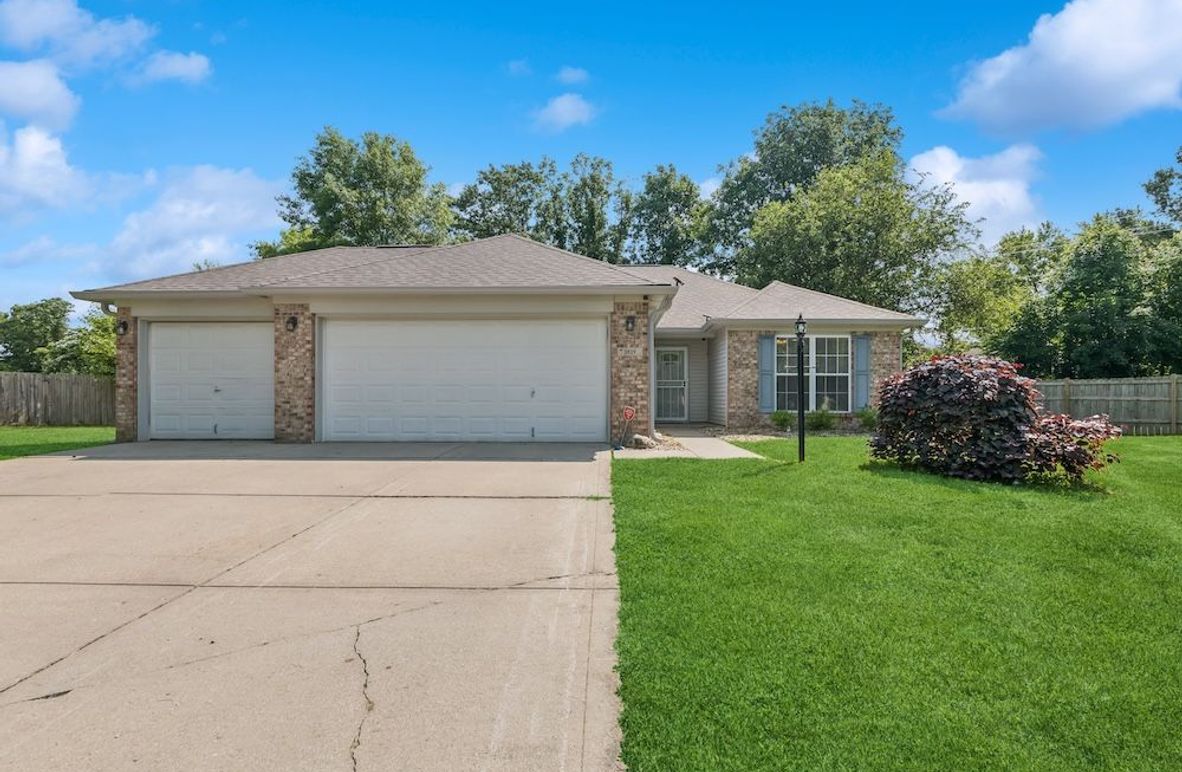 01_1819QuietHavenCir_25_FrontYard_HiRes