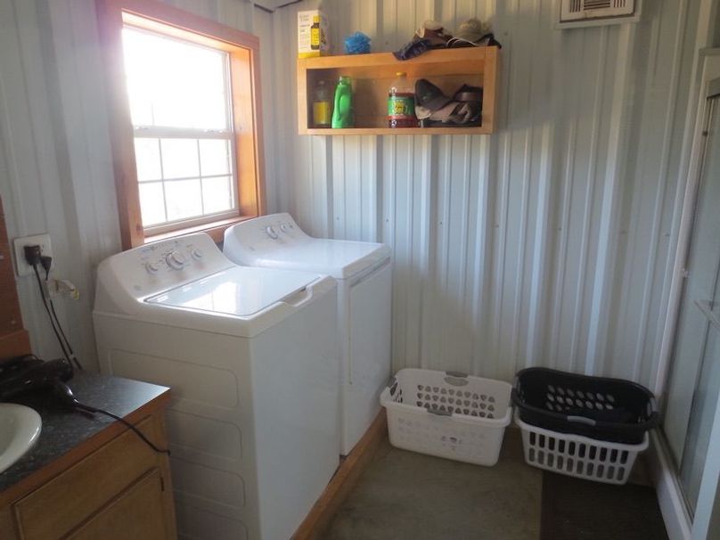 9BA33B32-4599-47E5-BECE-41DB39822C52_1_105_c