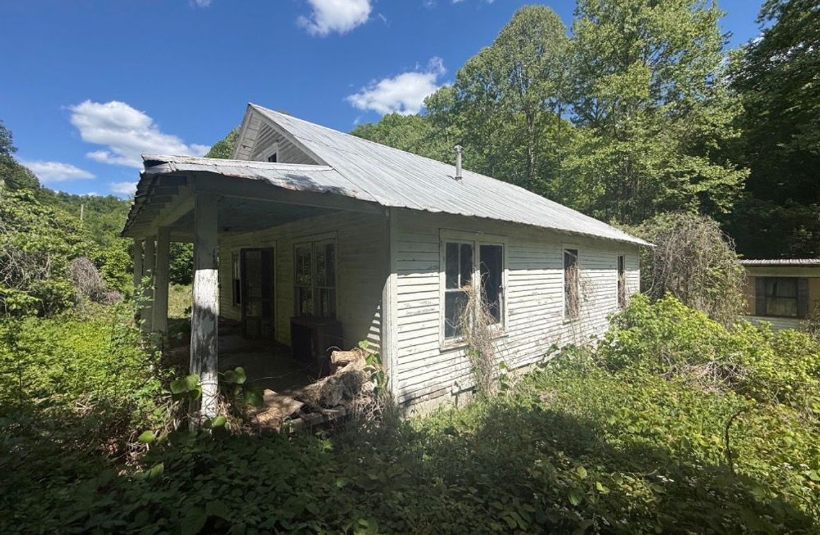 005 the old home that is no longer liveable