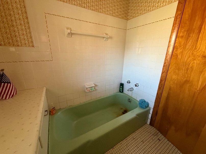 033 top floor bathroom bathtub