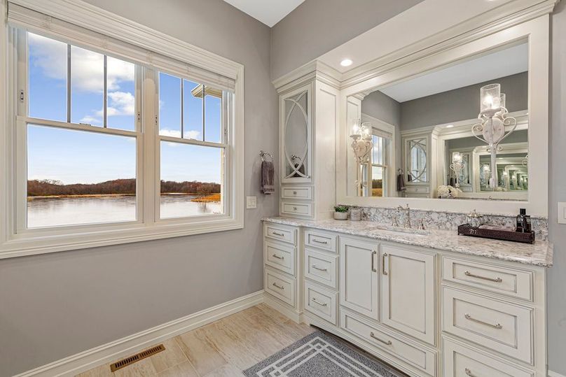 Pic 19 Main bathroom