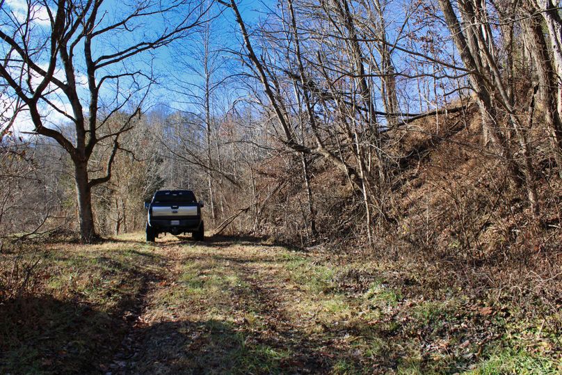 020 nice drive and gated entrance