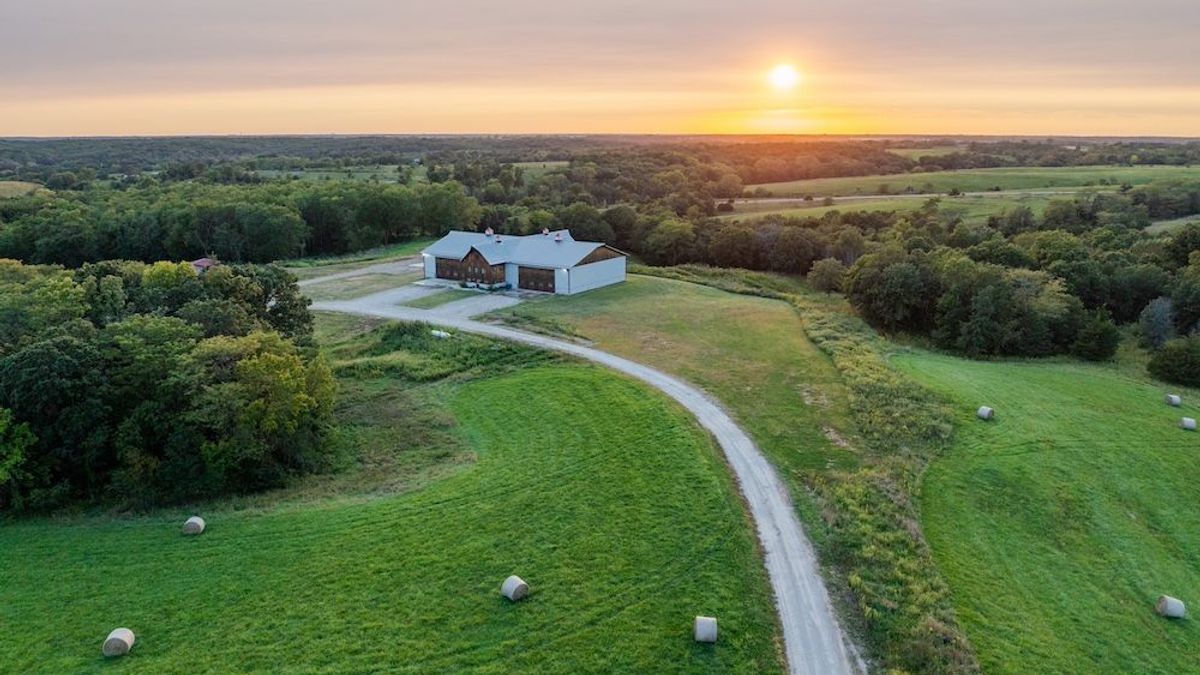 Exceptional Barndominium On A Beautiful Hunting Farm In Southern Iowa