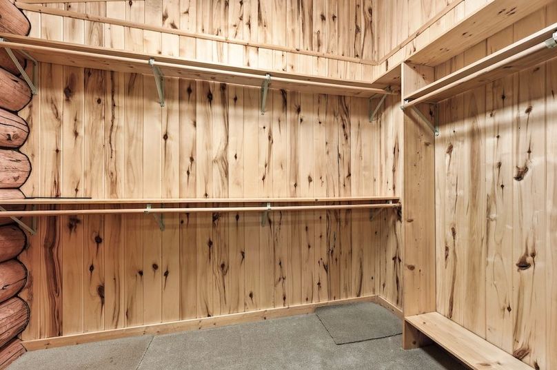 037 - Primary Closet