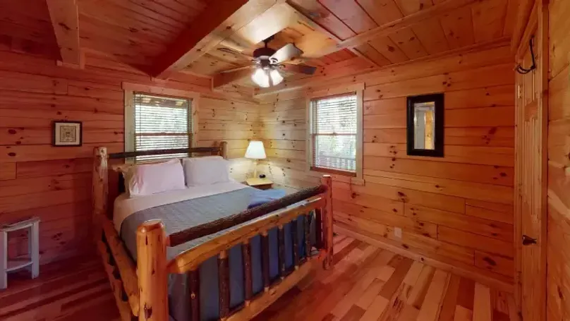 Duffys-Lodge-Bedroom(3)-xs