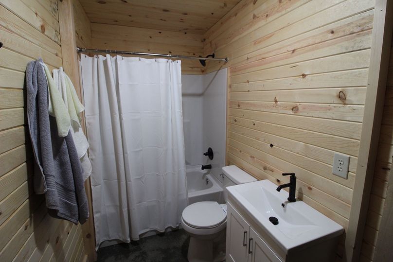 050 jointly shared bathroom with entrances from both bedrooms