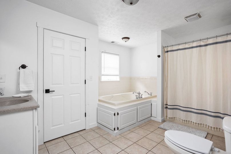 22-web-or-mls-6701 School House Ln-15