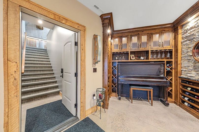 Pic 37 Garage entry_lower