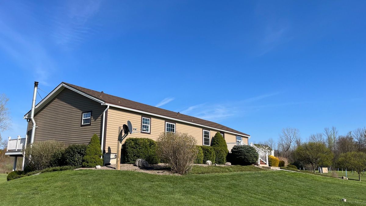 Spectacular Home Surrounded With Nature, Privacy, Deer Hunting On