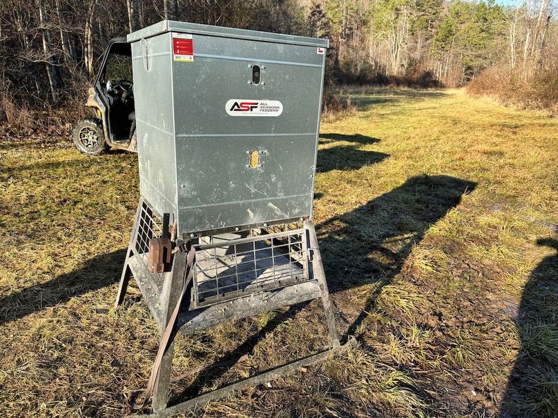 017 2 of 2 600lb solar powered feeders