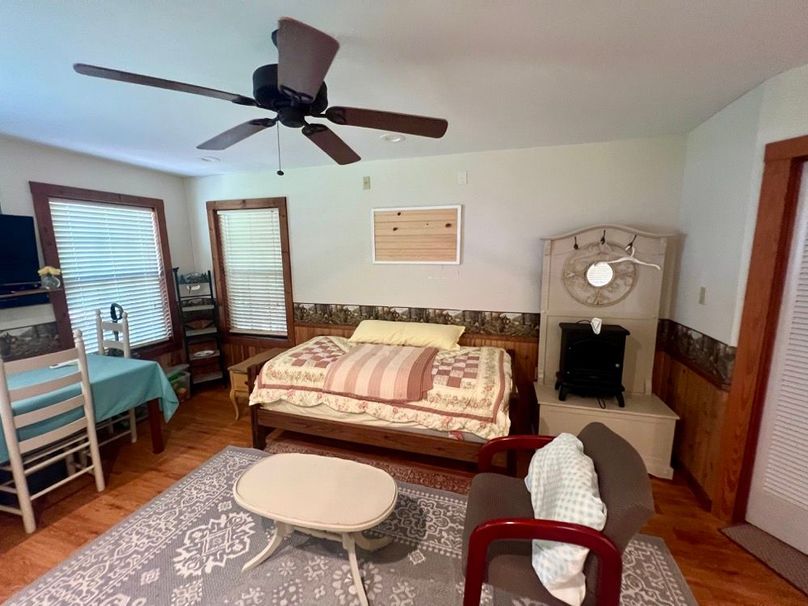 B06821F7-46C5-4DA7-82B4-388B8645DE1D_1_201_a