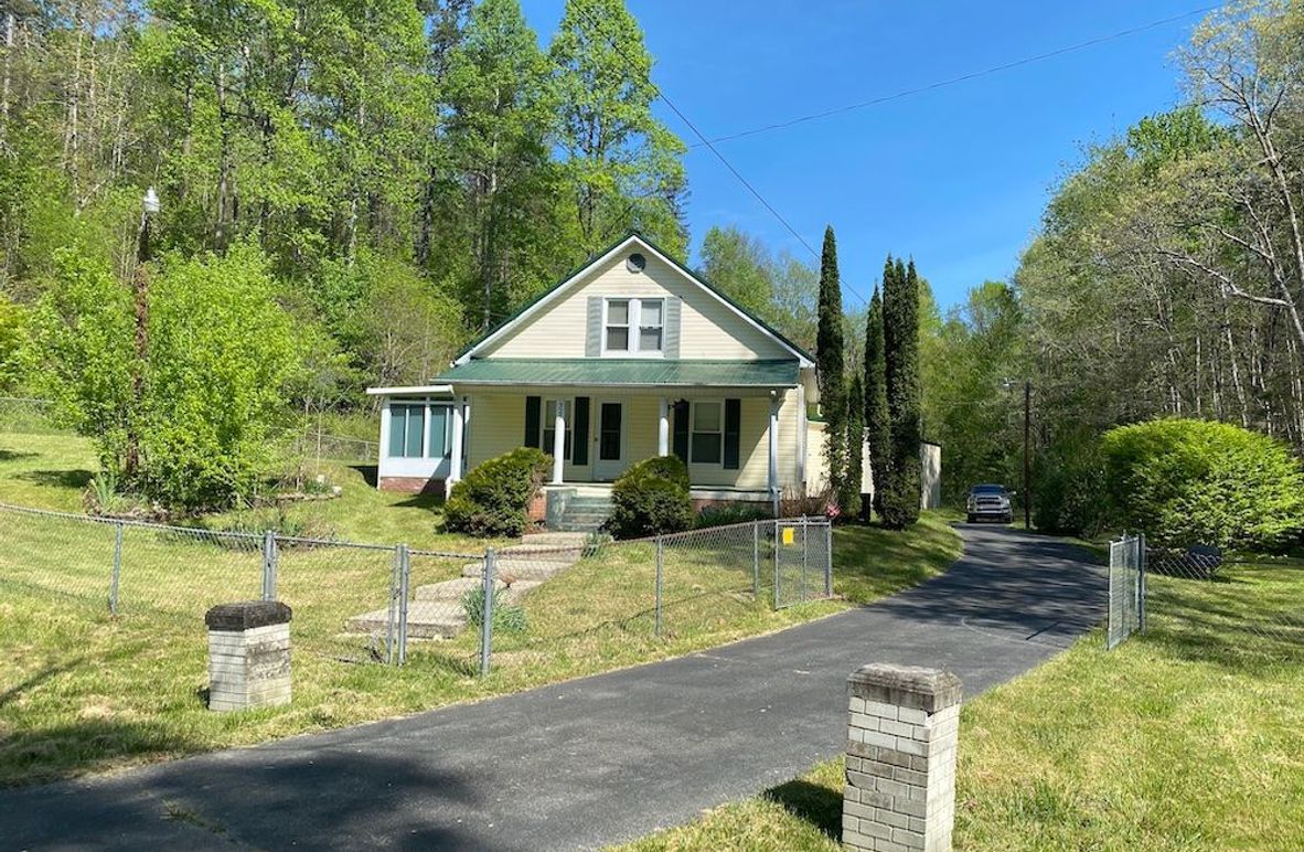 001 view of the home from KY 1092 copy