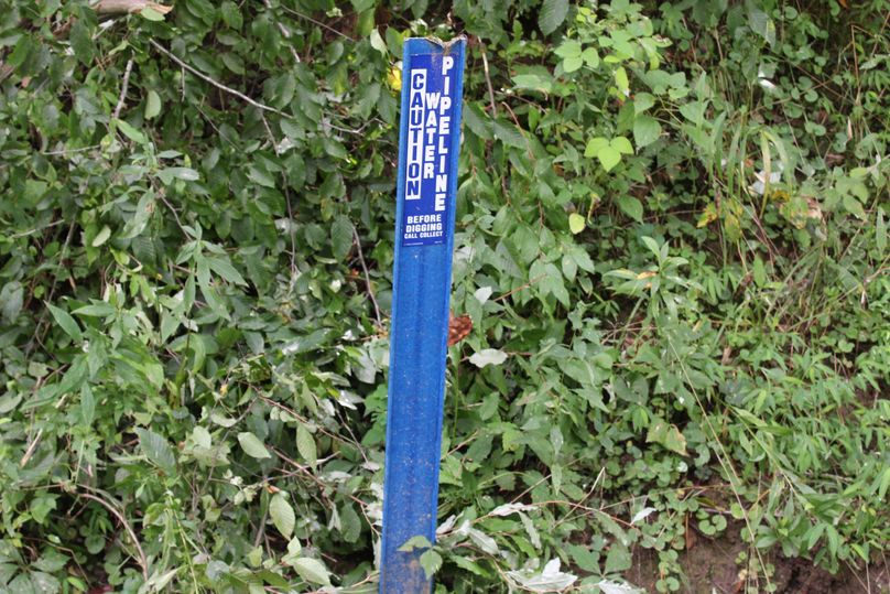 004 marker showing city water is available along the county gravel road