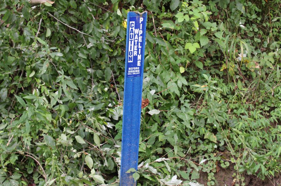 004 marker showing city water is available along the county gravel road