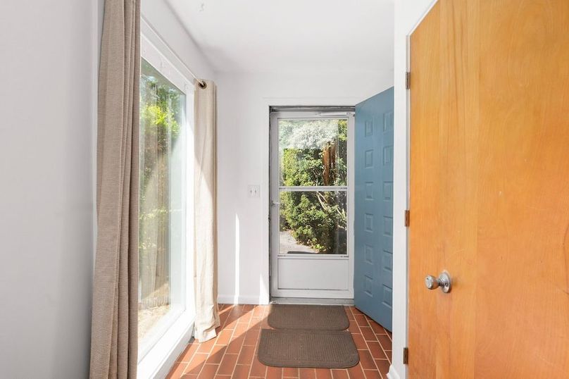 53-57-web-or-mls-279 Poplar Rd interior