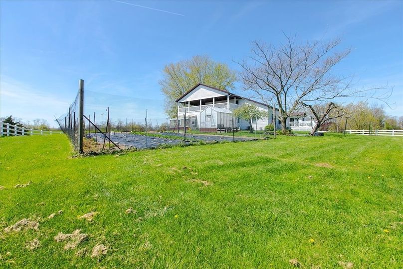 036-Side Yard with garden