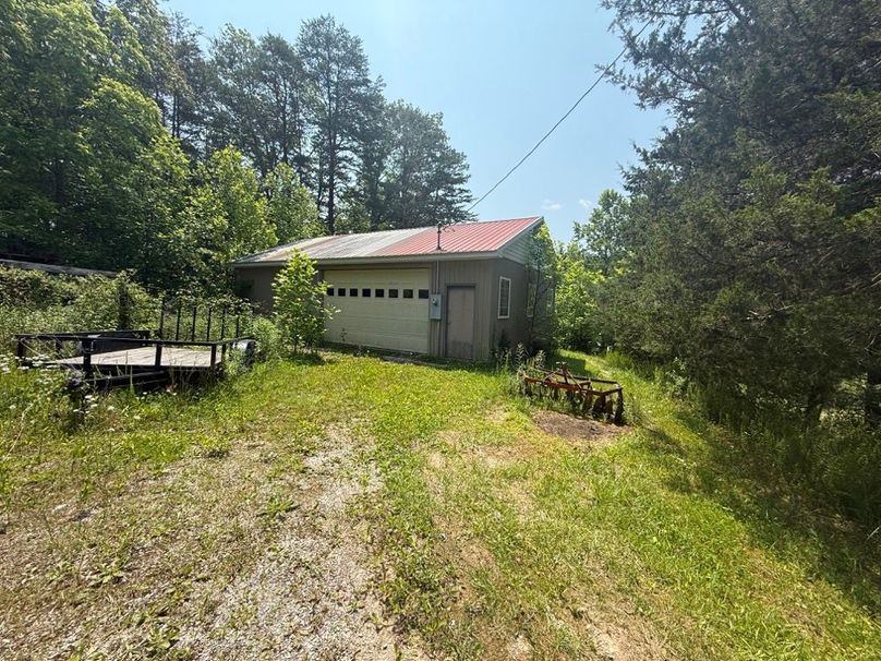 040 the metal building and access from the north side-2