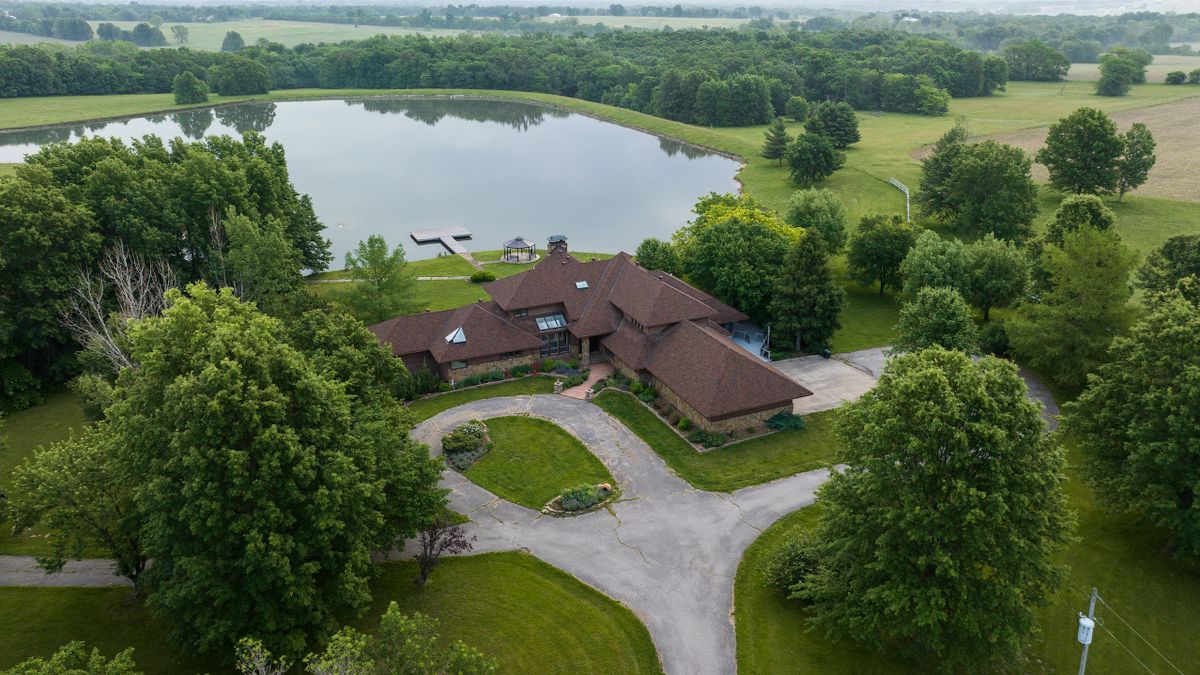 Beautiful Home, Lake And Acreage For Sale Near Mexico Whitetail