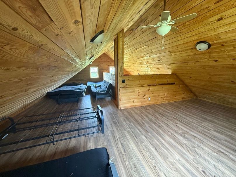 039 the loft area plenty of space for beds