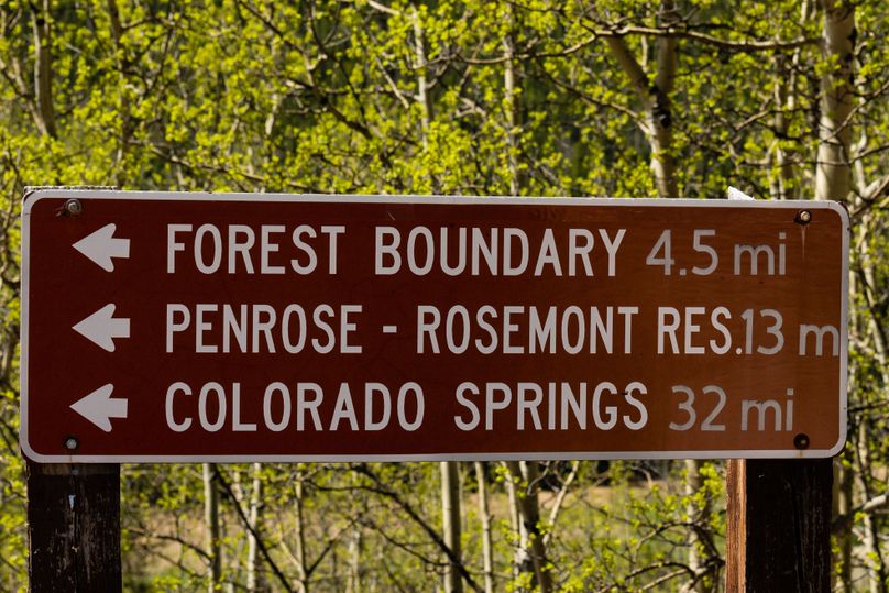 Teller 11.75 - 00026 nearby sign