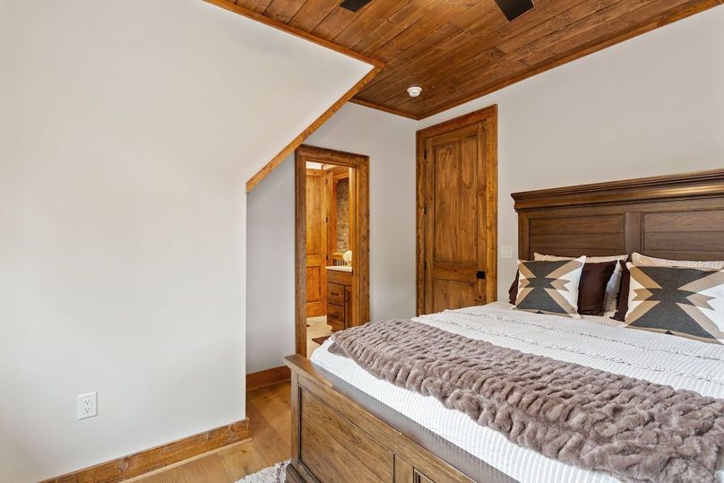 60-web-or-mls-6400 Golf Club Drive-36