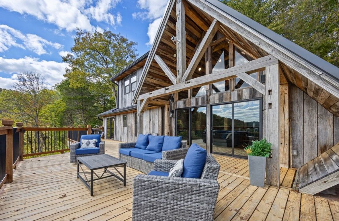 003 the view of the front of the cabin that overlooks the valley