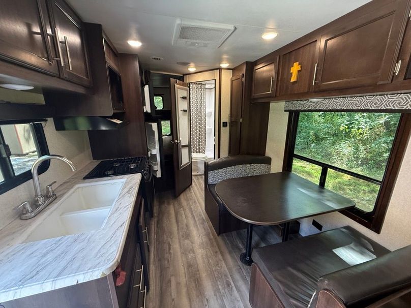 041 the interior of the camper_RV