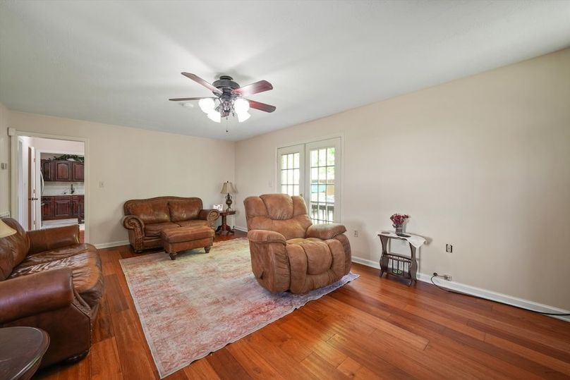 11-2869 Persian Ln08