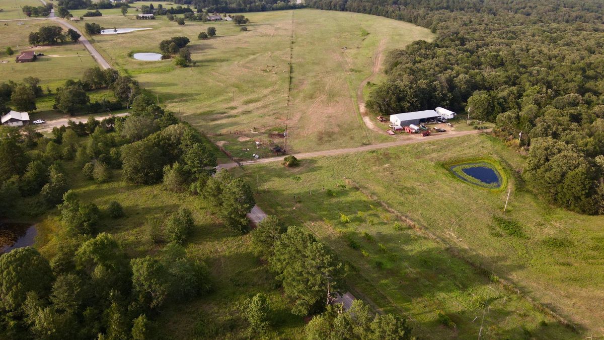 Airstrip Farm With 3 Homes And A Hangar Whitetail Properties