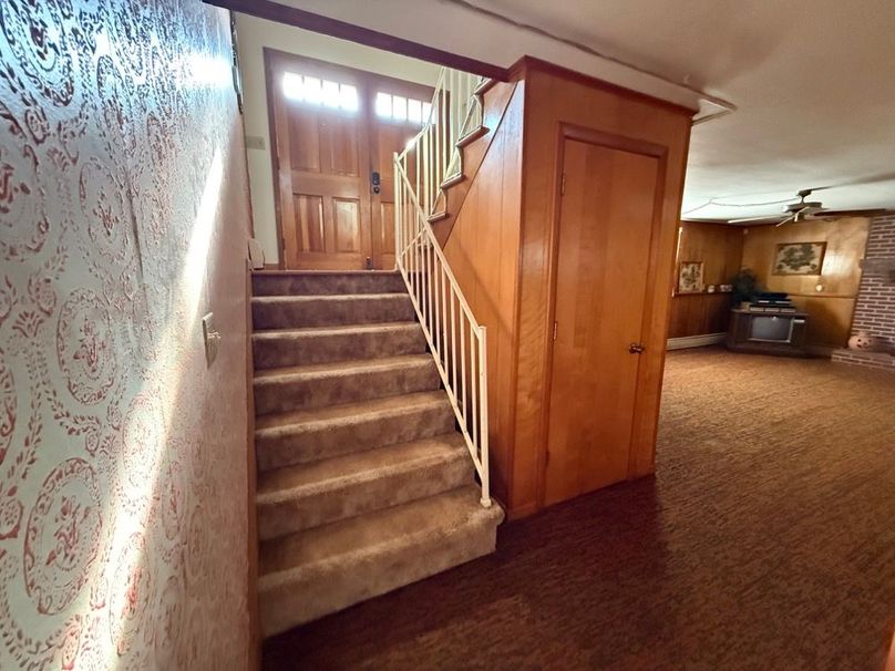 040 the landing stairs leading up from the basement to the front door