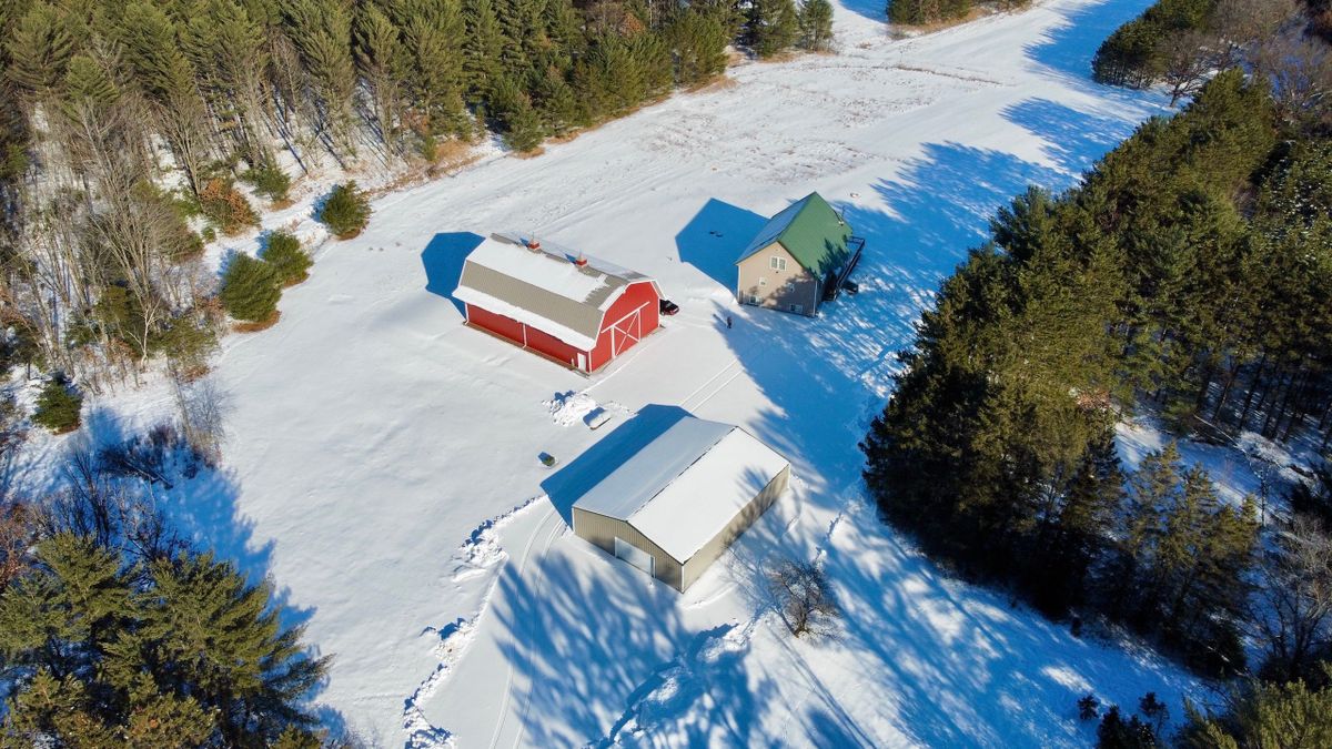 Pristine Lodge With Outbuildings And Hunting Land Whitetail