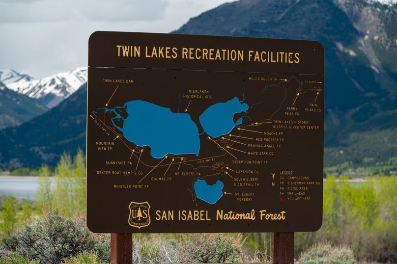 Lake 51.63 - 023 Twin Lakes Sign