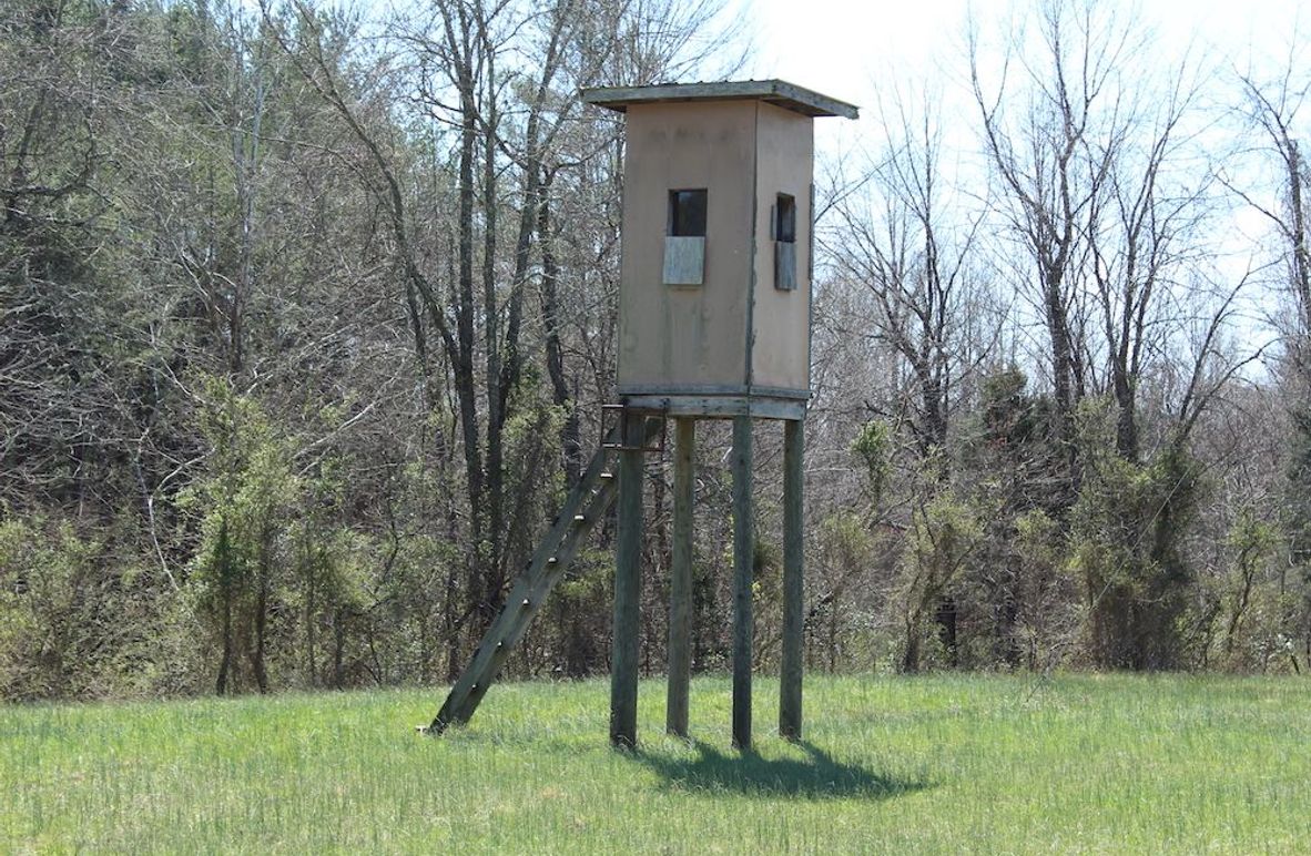 004 awesome elevated hunting blind overlooking the fields