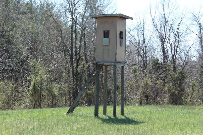 004 awesome elevated hunting blind overlooking the fields