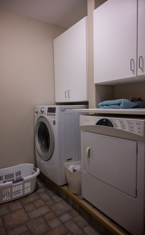 19 - Primary Suite Laundry