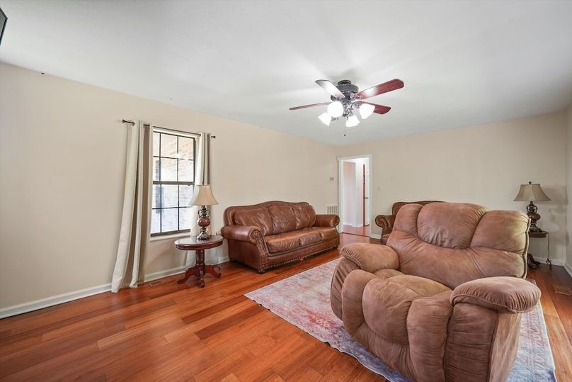 10-2869 Persian Ln07