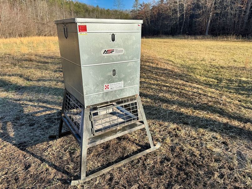 016 1 of 2 600lb solar powered feeders