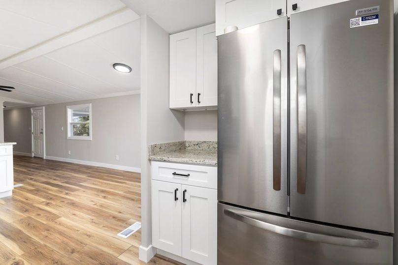 18-6-web-or-mls-870-S-Hill-Rd-6