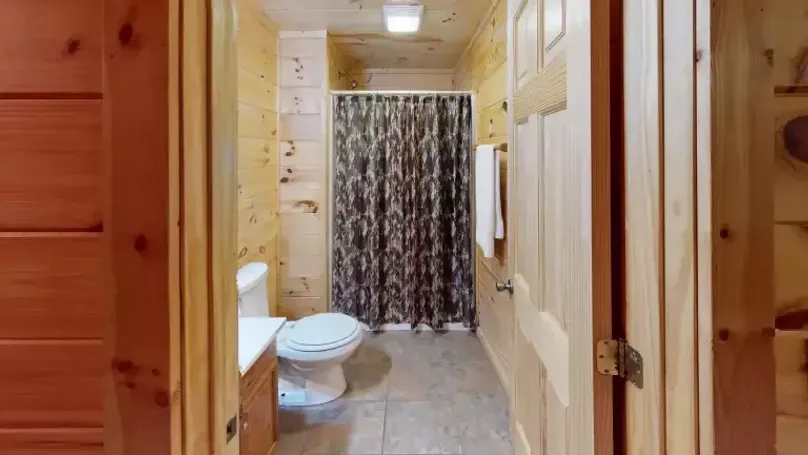 Duffys-Lodge-Bathroom(2)-xs
