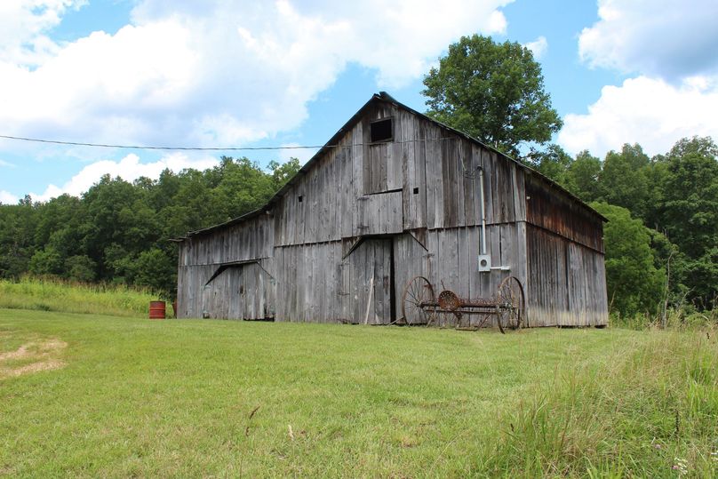 051 beautiful old country barn in very good condition