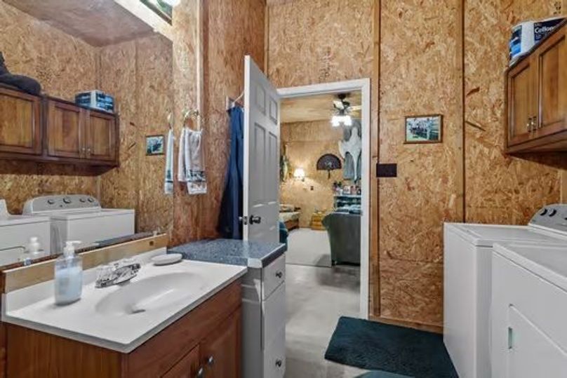 large-018e903b-4d69-71c9-9eb1-1c7a01e7c51e