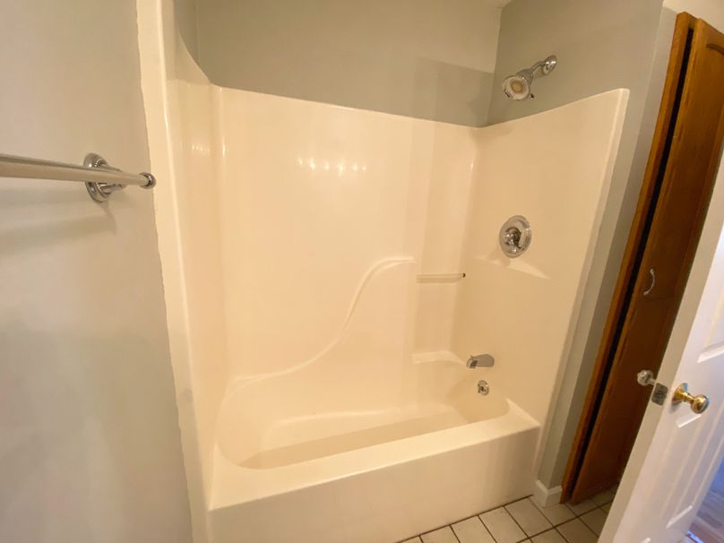 034 full show_bath in the master bath