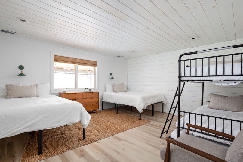 20-web-or-mls-6701 School House Ln-13