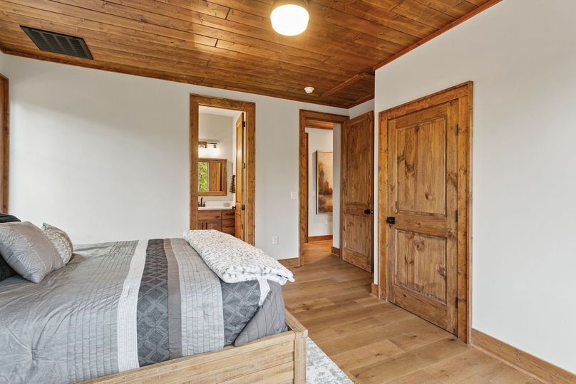 62-web-or-mls-6400 Golf Club Drive-34