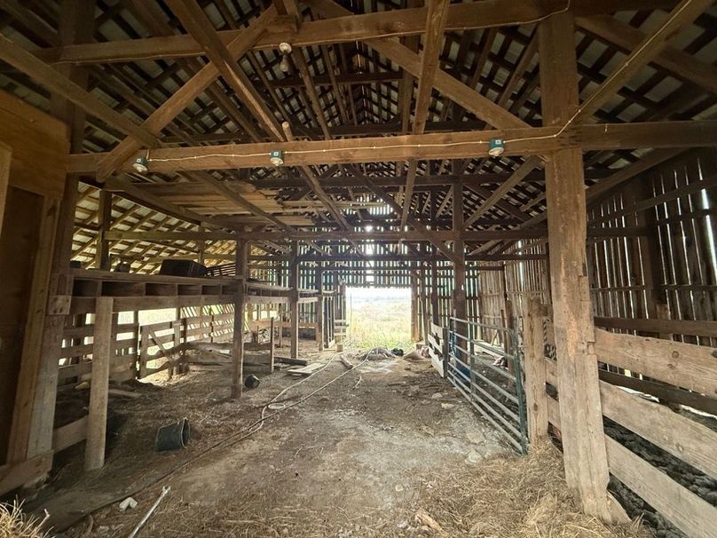 009 the interior of the barn, not bad!